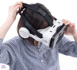 خرید هدست واقعیت مجازی Shinecon G04BS به همراه پکیج بازیها و فیلمهای واقعیت مجازی VR 2 هدست واقعیت مجازی Shinecon G04BS روی سر